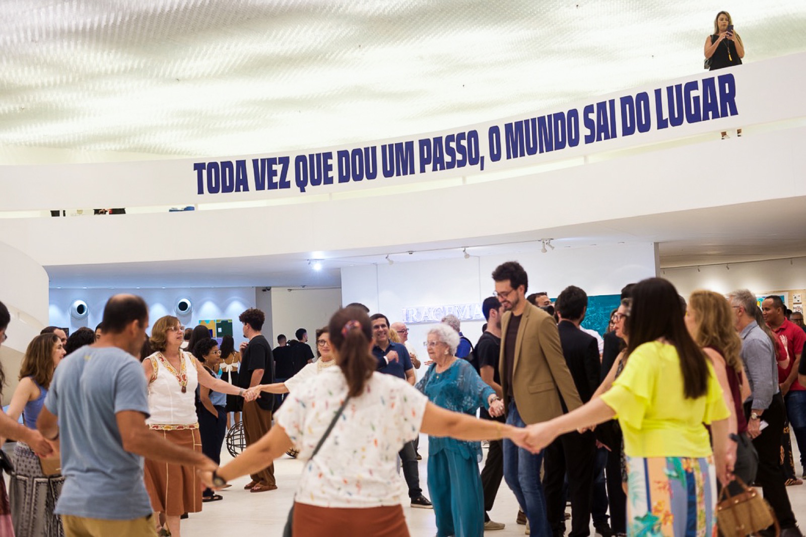 Exposição Toda vez que eu dou um passo o mundo sai do lugar